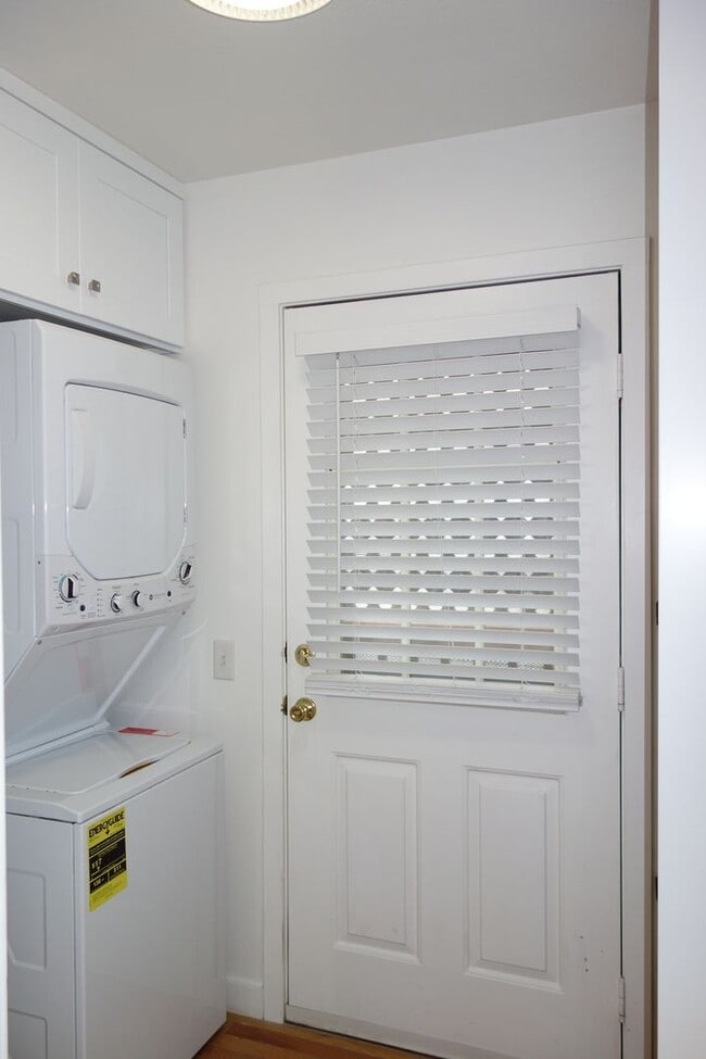 Building Photo - Charming 2 Bedroom in Heart of Downtown