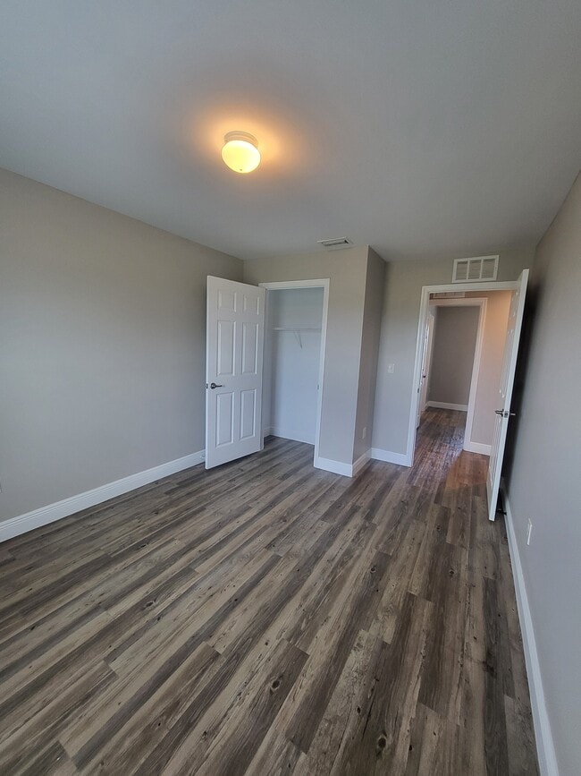 Building Photo - 5012 Dolphin Ct