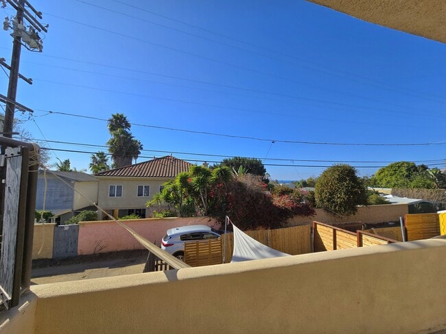 Building Photo - 2070 Oxford Ave