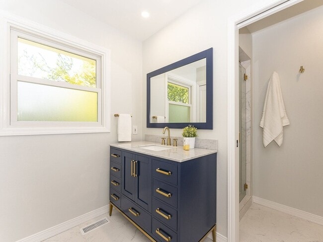 Building Photo - 4 BD remodeled Sylvan Heights home!
