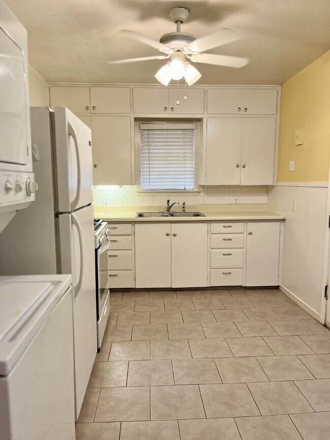 Building Photo - Charm, Comfort and Convenience!