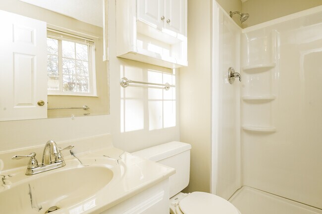 Building Photo - 735 Shady Creek Dr