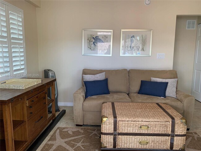 Building Photo - 112 Captains Ct