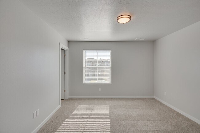 Building Photo - This gorgeous 3 bedroom, 2.5 bath townhome is 1440 square feet of HOME!