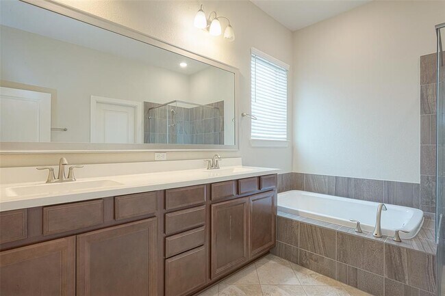 Building Photo - 402 Jolly Ginger Dr