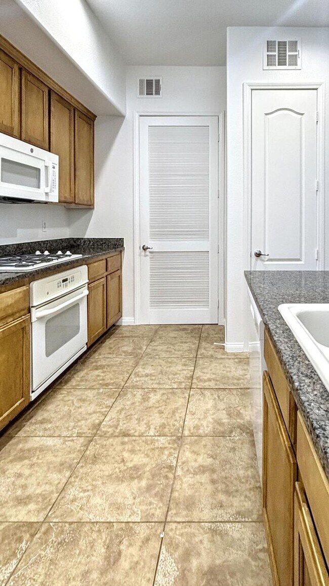Building Photo - Lovely 2-Bedroom Condo with Convenient Acc...