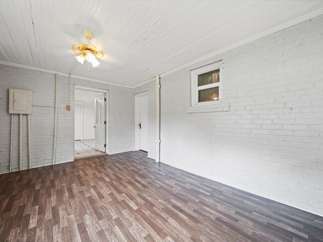 Building Photo - 4 Bedroom/2 Bath Home for Rent