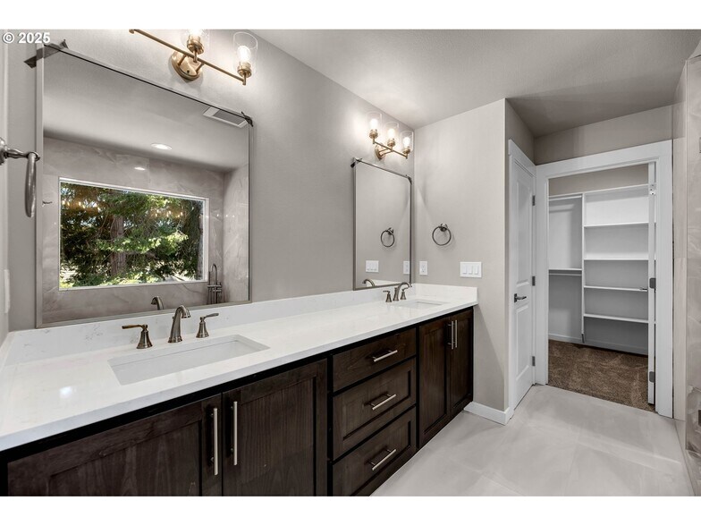 Building Photo - 6107 NE 45th Ct