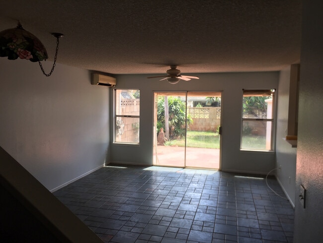 Building Photo - Single Family 4 bedroom 3 bath single family home