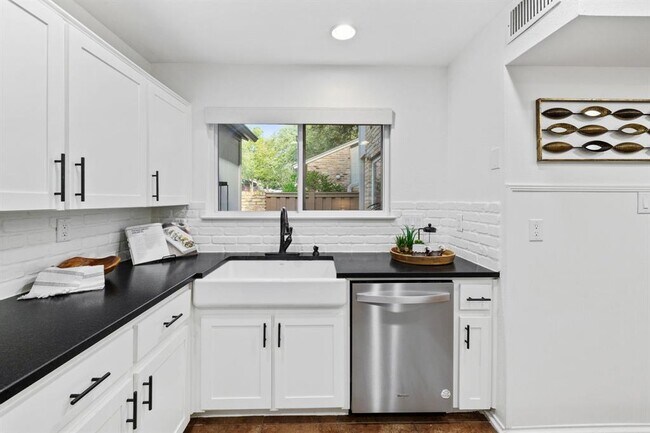 Building Photo - 8346 Summerwood Dr