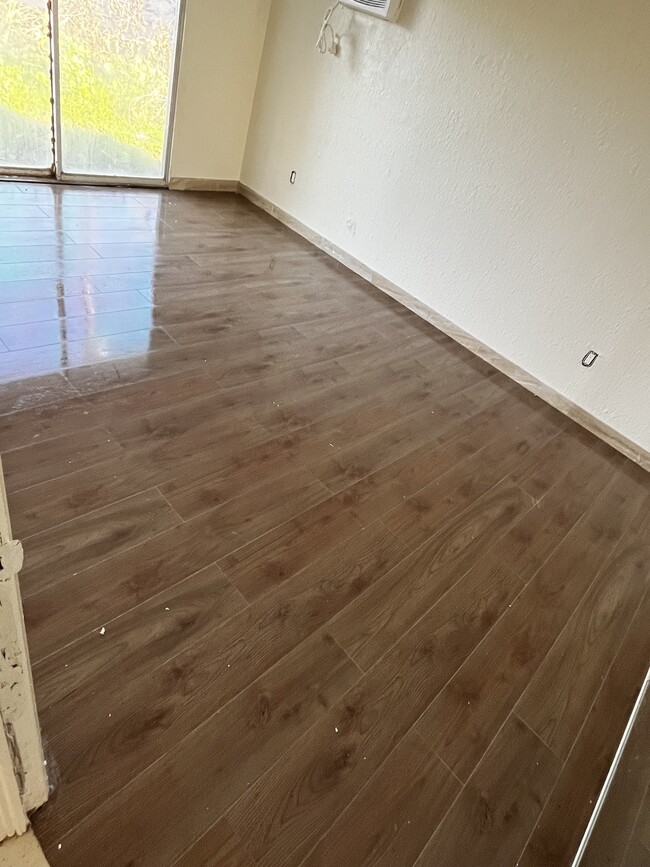 downstairs bedroom floor with travertine molding - 1649 Sheridan Cir