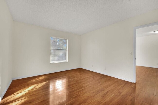 Building Photo - Very Nice 2bd/2ba Condo!! Gated Friendly Community w/ Pool!!