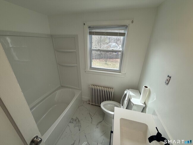 Building Photo - 5 Ann Ave