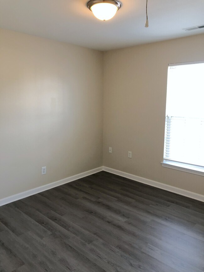 Building Photo - 1001 Meadow View Dr