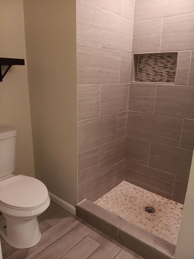 Building Photo - 6 Bedroom, 3 Bathroom Home located in NW a...