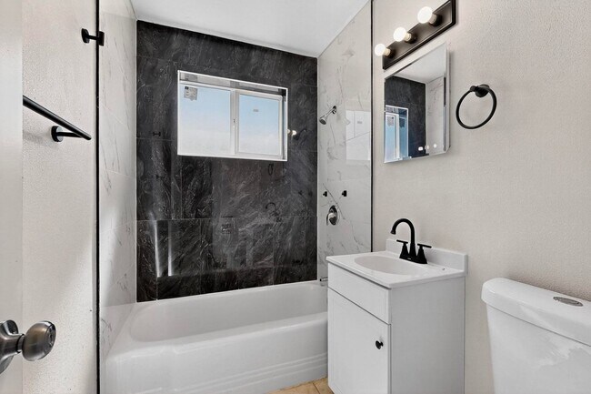 Building Photo - 540 Cardenas Dr SE