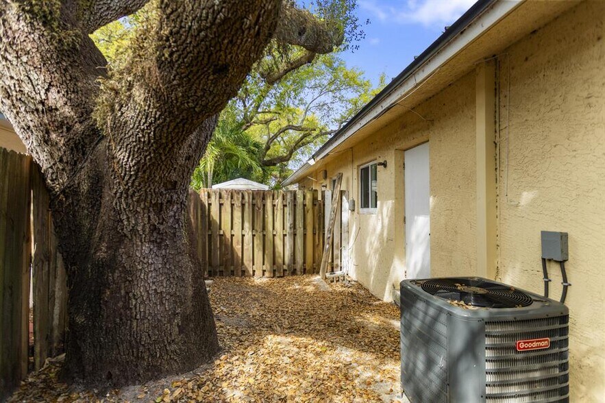 Building Photo - 709 SW 13th Ave