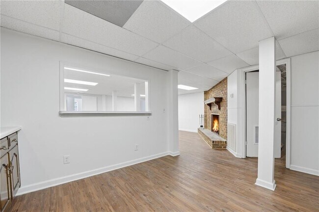 Building Photo - 1460 Hillcrest Dr