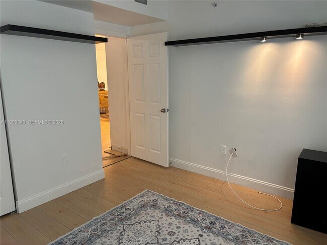 Building Photo - 17150 N Bay Rd