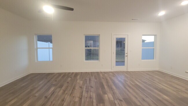 Building Photo - "Charming Newly built 3-Bed Townhouse Retreat with Granite Elegance in Prime Huntsville Location!"