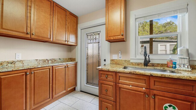 Building Photo - 14 Sanchez Ave