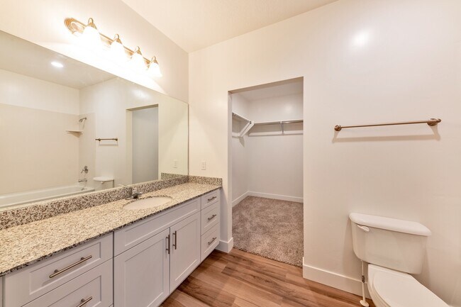 Building Photo - Beautiful Smart Home 3 Bed, 2 bath in Clea...