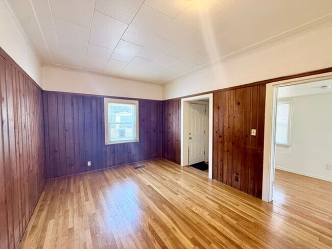 Building Photo - 4 Bedroom Single Family Home in West Haven
