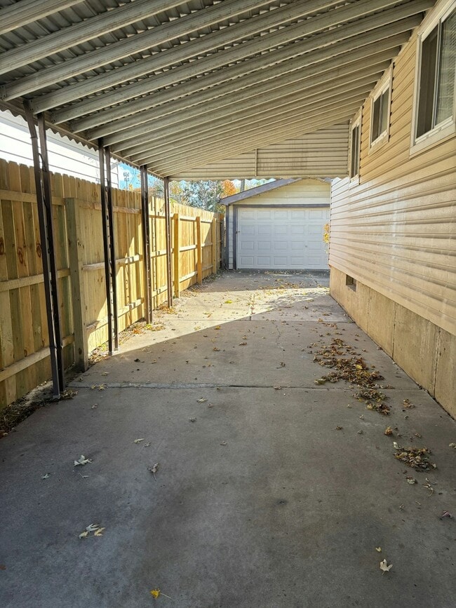 Building Photo - 1760 E Harry Ave