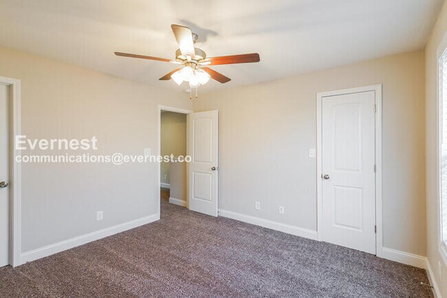 Building Photo - 3 Bed/3 Bath Townhome with Carport / Pet-Friendly / Vouchers Accepted / Available Now!