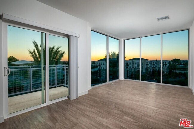 Building Photo - 10568 Gateway Prom