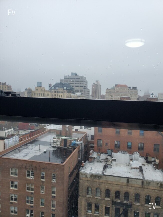 Building Photo - 145 E 16th St