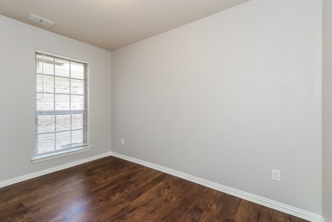 Building Photo - 3112 Royal Crest Dr