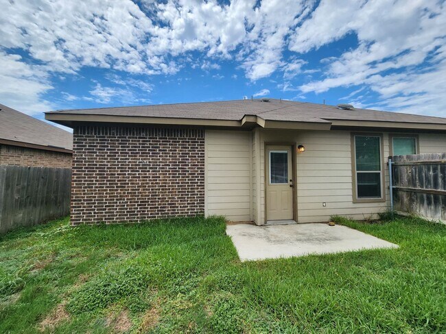 Building Photo - 3/2/2 Duplex Close To Creekside Shopping C...