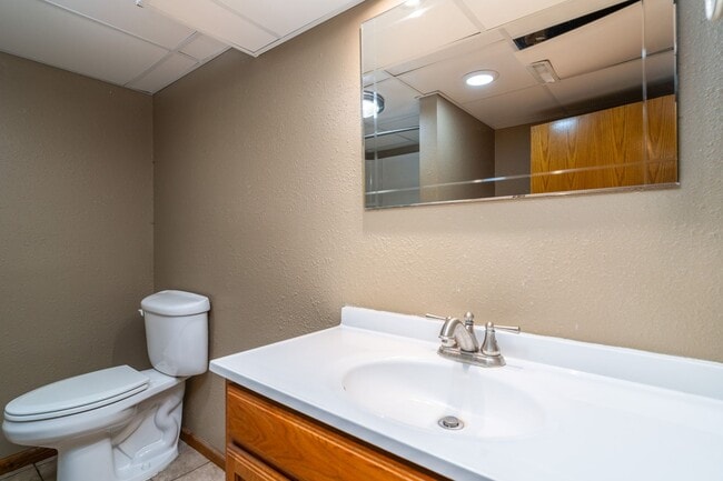 Building Photo - 3 Bedroom 2 Bath Home with Fenced in Backyard!