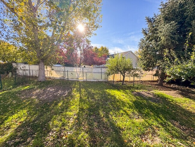 Building Photo - 1340 E Navajo Dr