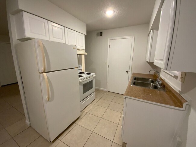 Building Photo - 211 Snead Dr