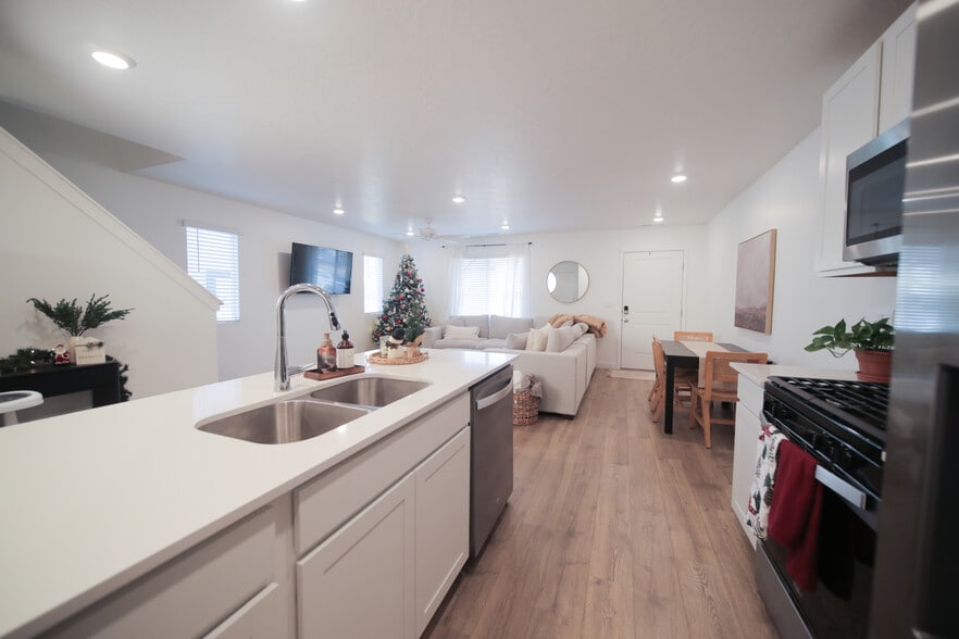 Building Photo - 1737 S Devils Garden Ln