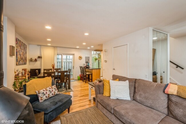 Building Photo - 2103 N Larrabee St