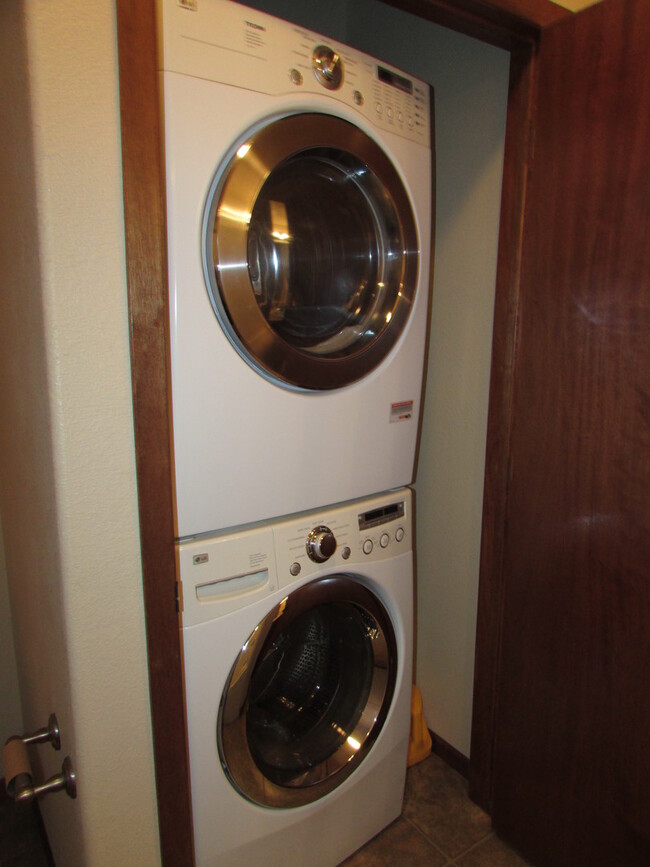 Building Photo - 2 BEDROOM | 1 BATH | GROUND LEVEL CONDO | ...