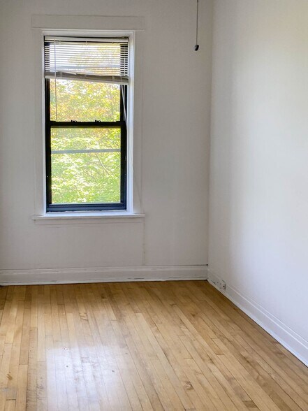 Building Photo - 2327 N Southport Ave