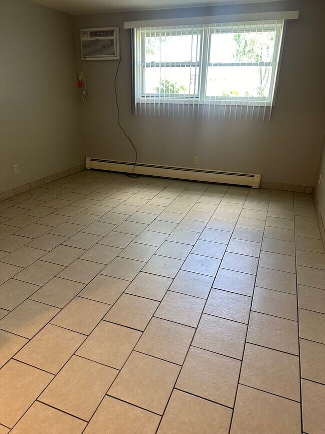 Building Photo - Two Bedroom Apartment with Detached Garage