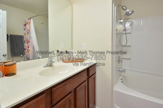 Building Photo - 100 Stratford Lakes Dr