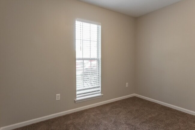 Building Photo - 10953 Oak Leaf Dr