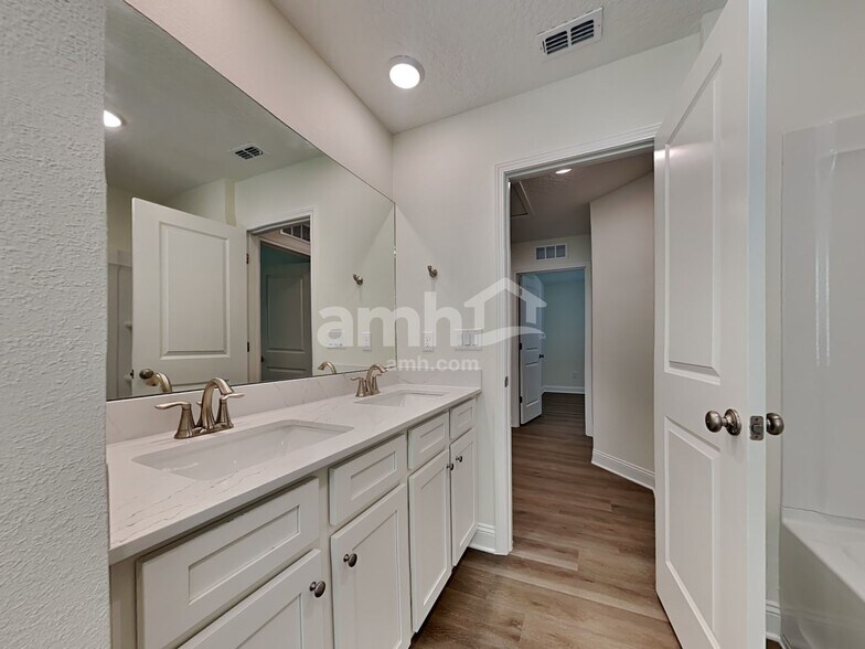 Building Photo - 11637 Hillside Dr