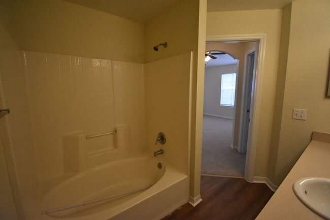 Building Photo - 1/1-Crescent Place at Lake Lotus! AVAILABLE NOW! Half off First FULL Month's Rent!