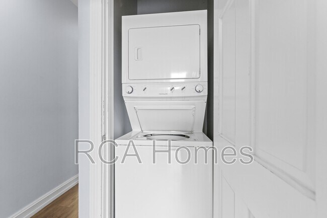 Building Photo - 920 N College Ave