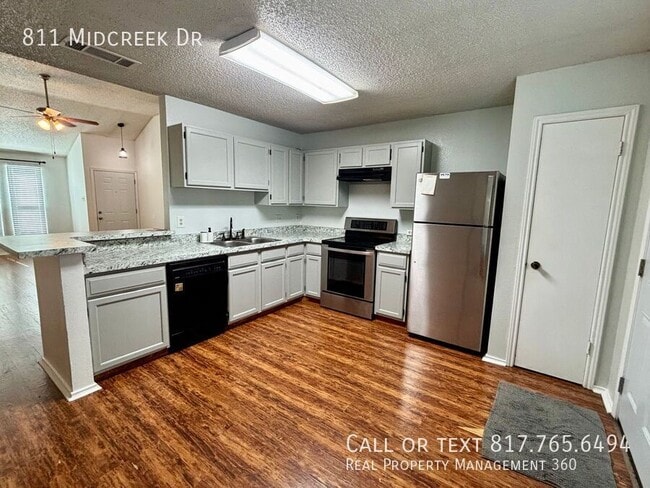 Building Photo - 811 Midcreek Dr