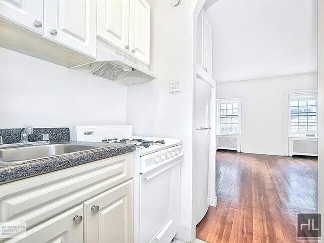 Primary Photo - EAST 65 STREET