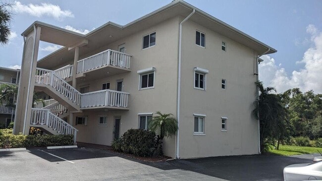 Building Photo - 2856 Garden Dr S