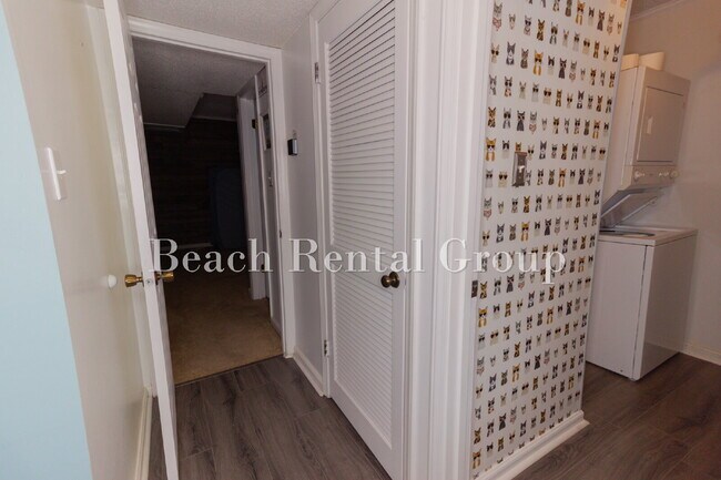 Building Photo - Furnished or Unfurnished Condo blocks from the beach